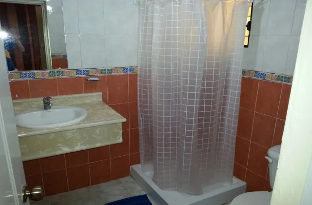 Hotel El Toro Monte Plata bathroom